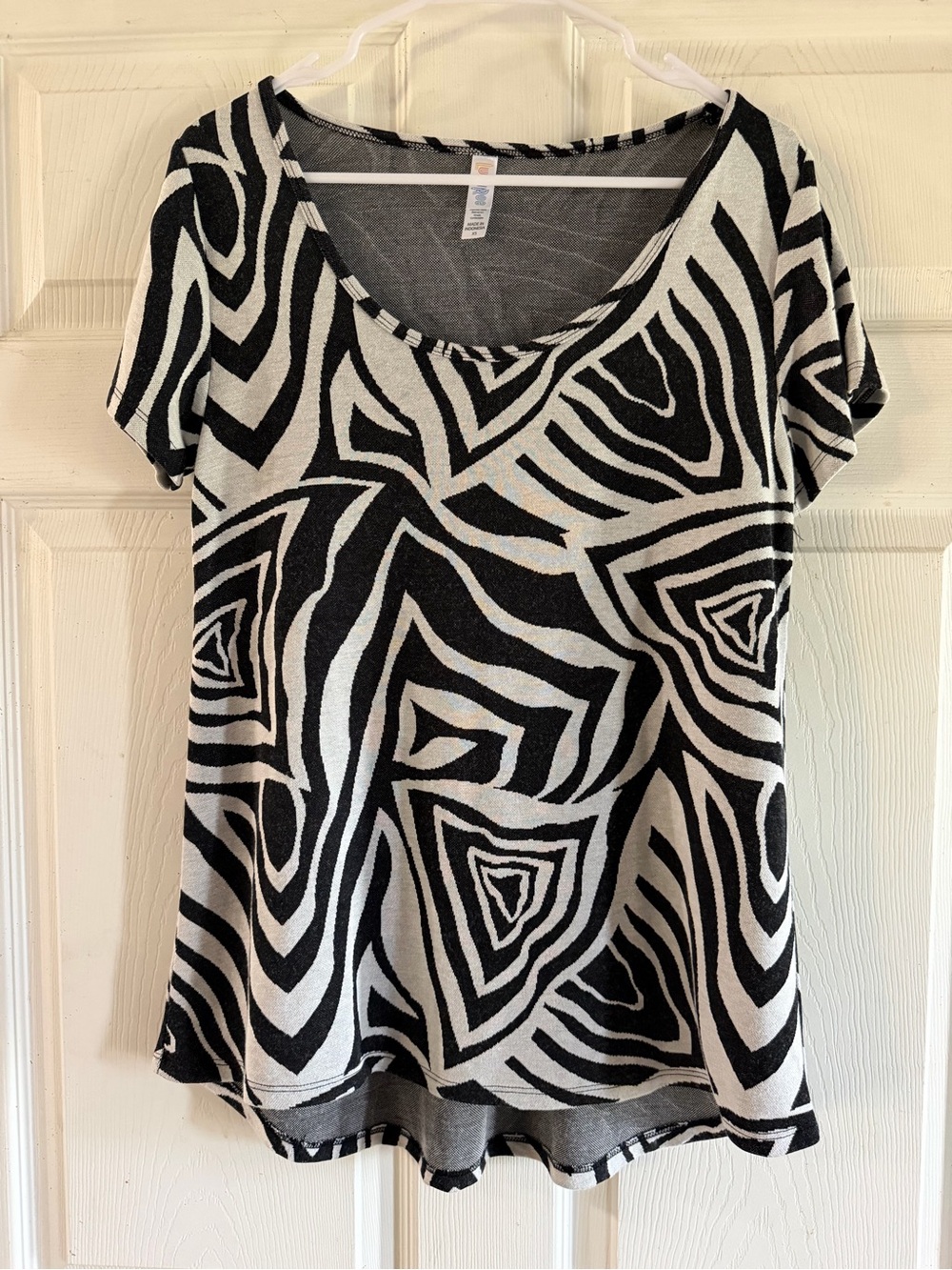 LuLaRoe Black and White Abstract Short Sleeve Scoop Neck Top